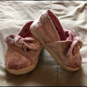 Baby girl’s pink velvet Toms sneakers, size 4
